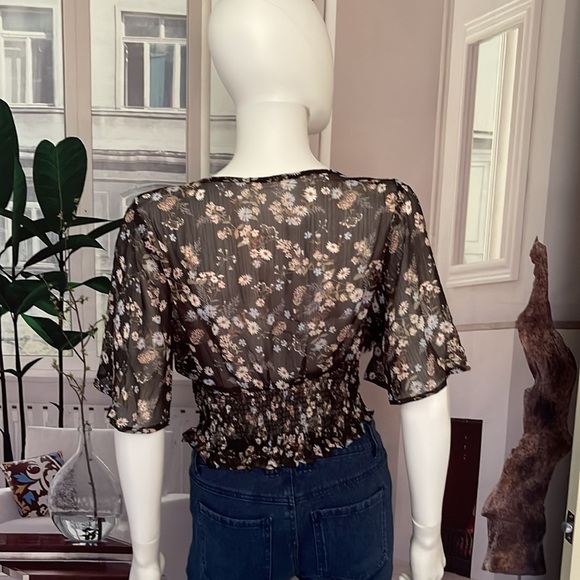 Timing Tie Bust Front Short Sleeves Crop Top. Size Sm & Lg P325/A2394 - Picture 3 of 7